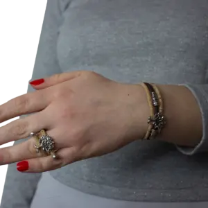 Kork-Ring Baum des Lebens am Finger getragen